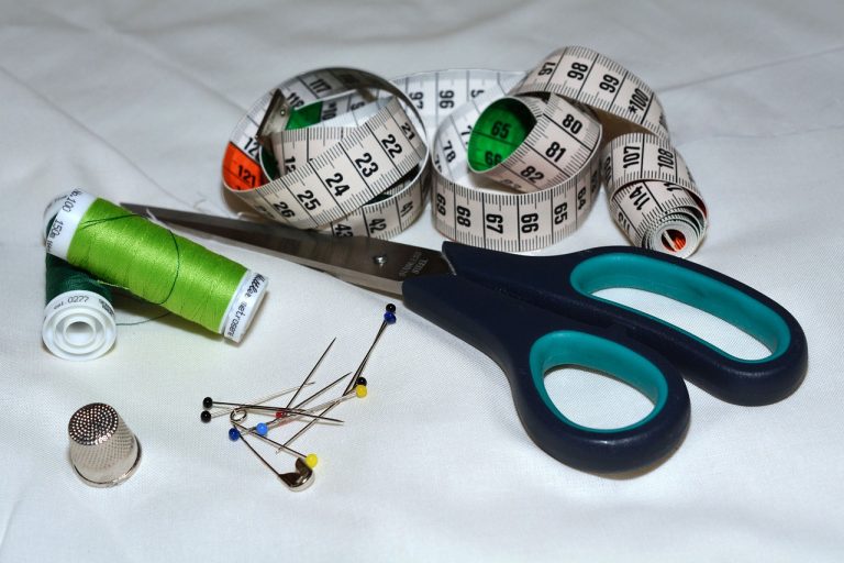 scissors, measuring tape, thread-1189948.jpg